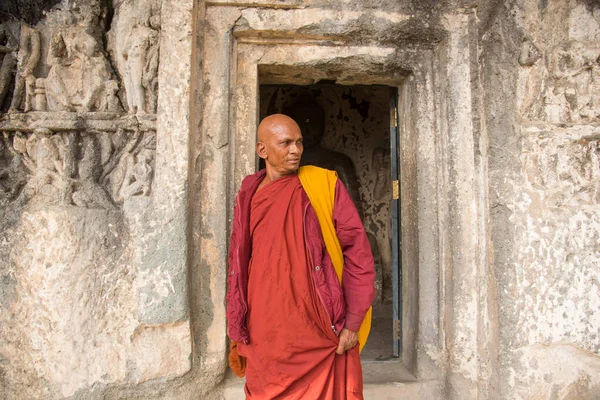 佛教僧人参观印度奥朗加巴德洞穴 — 图库照片