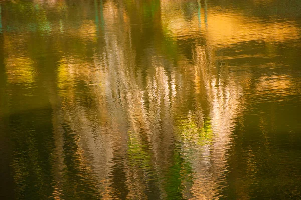 Reflectie Van Het Zonlicht Het Wateroppervlak — Stockfoto