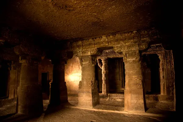 Aurangabad Mağaraları, Hindistan 'ın Maharashtra kentindeki Aurangabad şehrinde 2. yüzyıldan kalma kaya kesimli Budist mağara anıtlarıdır..