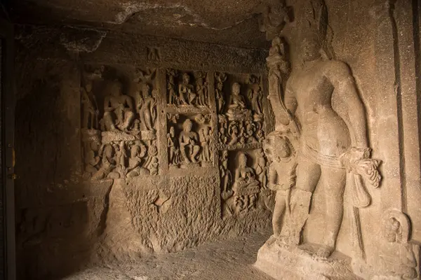 Aurangabad Mağaraları 'ndaki Buda Heykeli, Hindistan, Maharashtra, Aurangabad' da 2. yüzyıldan kalma kaya kesimli Budist mağara anıtlarıdır..