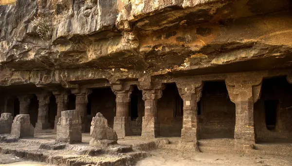 Aurangabad Mağaraları, Hindistan 'ın Maharashtra kentindeki Aurangabad şehrinde 2. yüzyıldan kalma kaya kesimli Budist mağara anıtlarıdır..