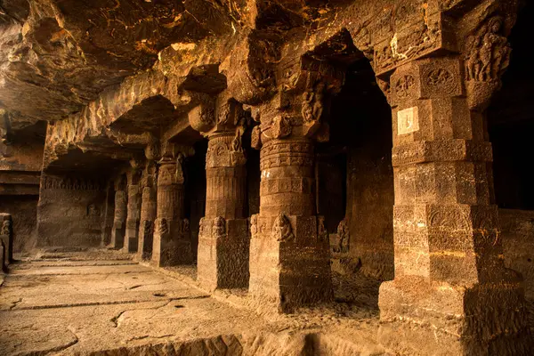 Aurangabad Mağaraları, Hindistan 'ın Maharashtra kentindeki Aurangabad şehrinde 2. yüzyıldan kalma kaya kesimli Budist mağara anıtlarıdır..