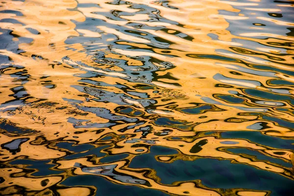 Víz Felszínén Mozgó Hullám Golden Víz Tükrözi Napfény — Stock Fotó