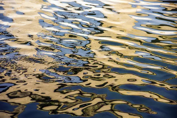 Vodní Plochy Pohybující Vlna Golden Vody Odráží Sluneční Světlo — Stock fotografie