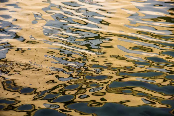 Wasseroberfläche Mit Beweglicher Welle Goldenen Wassers Das Sonnenlicht Reflektiert — Stockfoto