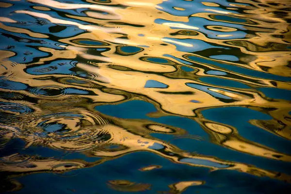 Superfície Água Com Onda Móvel Água Dourada Refletindo Luz Solar — Fotografia de Stock