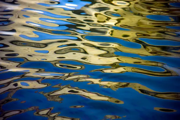Water Surface Moving Wave Golden Water Reflecting Sunlight — Stock Photo, Image