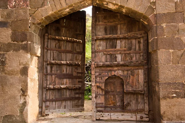 Kırsal ahşap kapılar arka plan, eski ahşap ahır kapısı