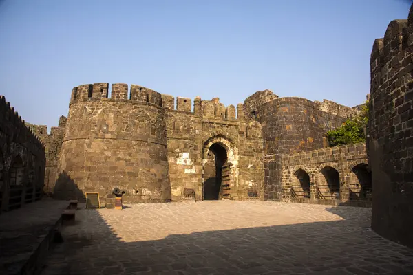 Aurangabad yakınlarındaki Antik Daulatabad kalesi, Maharashtra, Hindistan, MS 14. yüzyılda inşa edildi.