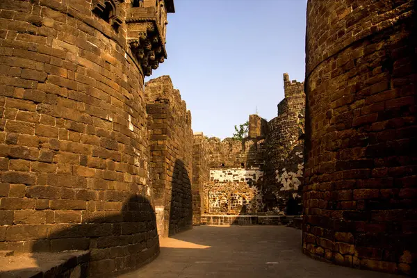 Aurangabad yakınlarındaki Antik Daulatabad kalesi, Maharashtra, Hindistan, MS 14. yüzyılda inşa edildi.