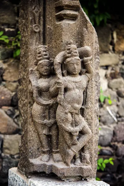 Daulatabad Kalesi, Hindistan 'da antik taş heykel.