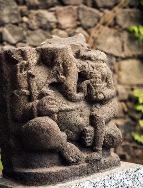 Daulatabad Kalesi, Hindistan 'da antik taş heykel.