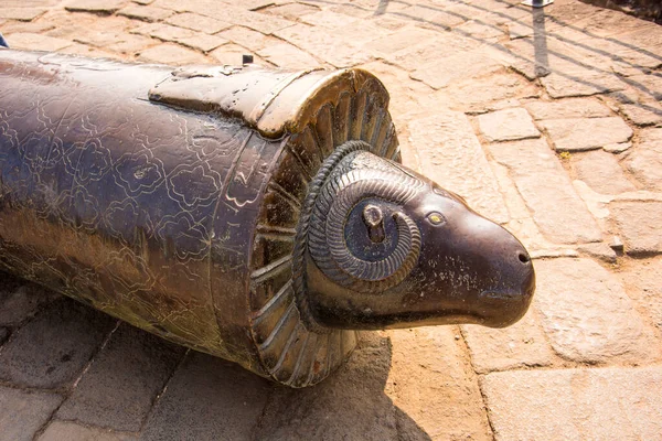 Maharashtra 'daki Daulatabad Kalesi' ndeki antik tarihi top MS 14. yüzyılda inşa edildi..