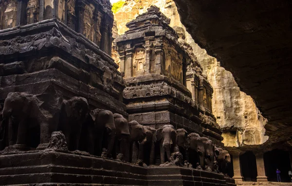 Kailasa Tapınağı kayadan yapılmış dünyanın en büyük monolitik heykeli.