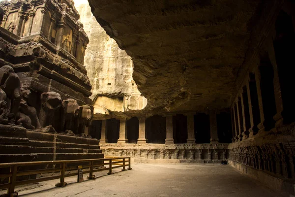 Kailasa Tapınağı kayadan yapılmış dünyanın en büyük monolitik heykeli.