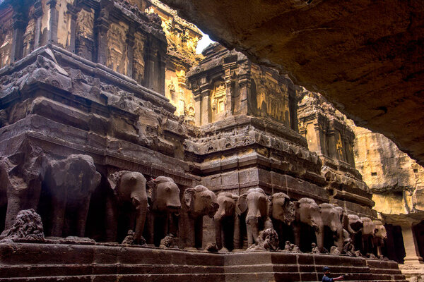 Храм Кайласа - самая большая в мире монолитная скульптура из камня.