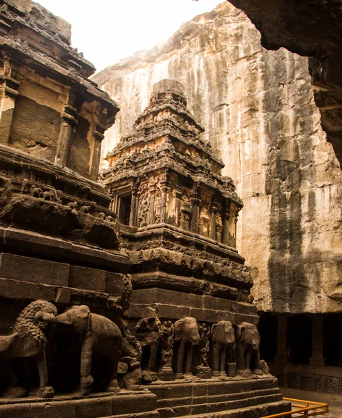 Kailasa Tapınağı kayadan yapılmış dünyanın en büyük monolitik heykeli.