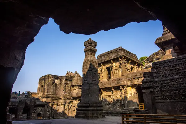 Kailasa Tapınağı kayadan yapılmış dünyanın en büyük monolitik heykeli.