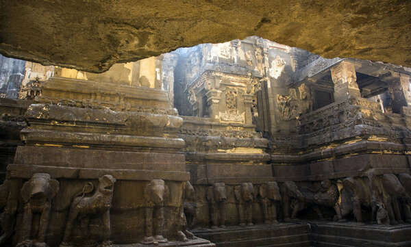 Храм Кайласа - самая большая в мире монолитная скульптура из камня.