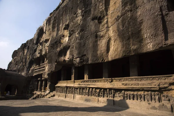 Kailasa Tapınağı kayadan yapılmış dünyanın en büyük monolitik heykeli.