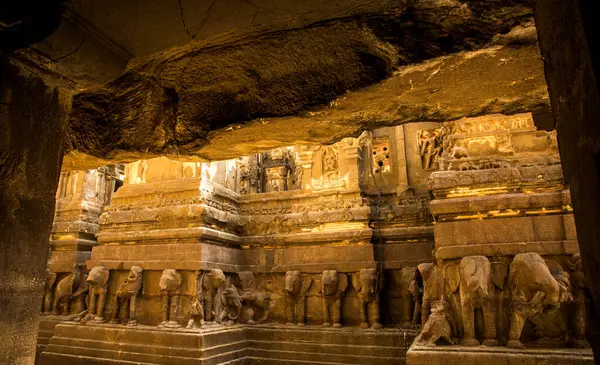 Kailasa Tapınağı kayadan yapılmış dünyanın en büyük monolitik heykeli.