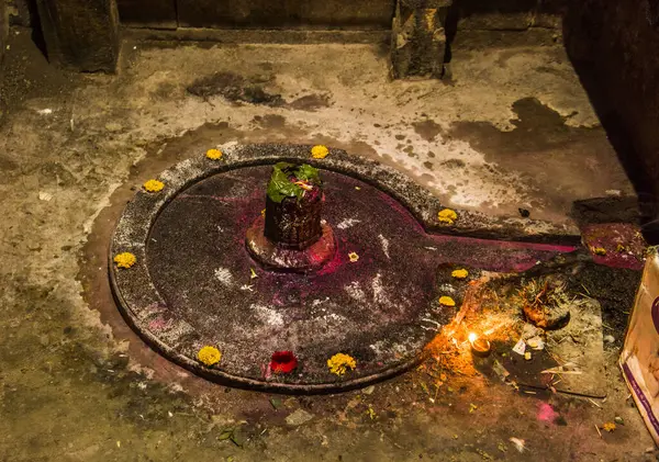 Hindistan 'daki tapınakta antik taş heykel.