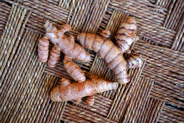 Arkaplanda taze zerdeçal kökleri