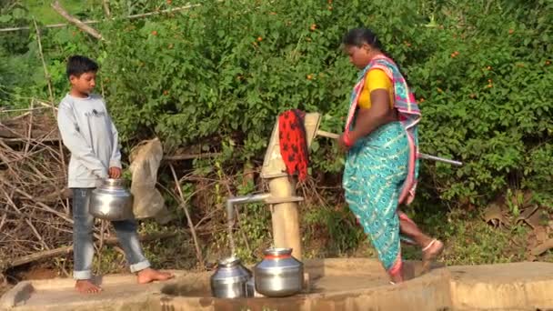 Нагпур Махараштра Индия Августа 2023 Года Женщина Приносит Питьевую Воду — стоковое видео