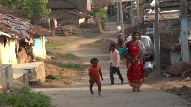 나그푸르 마하라스트라 2023년 29일 여성은 인도의 방식에서 식수를 가져옵니다 — 비디오