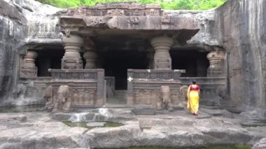 Ellora mağaralarını keşfeden kadın turistler, dünyanın en büyük kaya kesimi mağara komplekslerinden ve UNESCO dünya mirası alanlarından biridir..