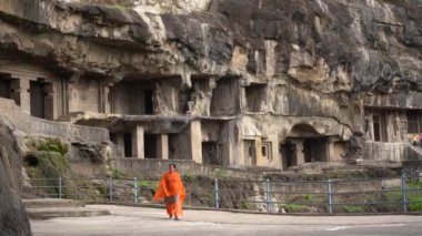Ellora mağaralarını keşfeden kadın turistler, dünyanın en büyük kaya kesimi mağara komplekslerinden ve UNESCO dünya mirası alanlarından biridir..