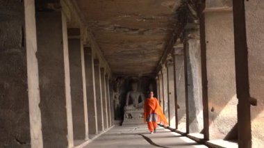 Ellora mağaralarını keşfeden kadın turistler, dünyanın en büyük kaya kesimi mağara komplekslerinden ve UNESCO dünya mirası alanlarından biridir..