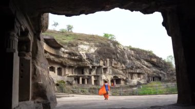 Ellora mağaralarını keşfeden kadın turistler, dünyanın en büyük kaya kesimi mağara komplekslerinden ve UNESCO dünya mirası alanlarından biridir..