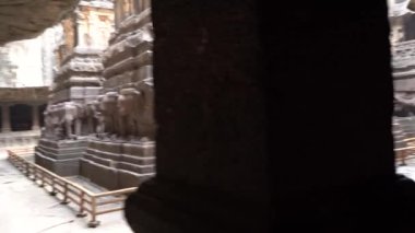 Ellora mağaralarını keşfeden kadın turistler, dünyanın en büyük kaya kesimi mağara komplekslerinden ve UNESCO dünya mirası alanlarından biridir..