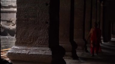 Ellora mağaralarını keşfeden kadın turistler, dünyanın en büyük kaya kesimi mağara komplekslerinden ve UNESCO dünya mirası alanlarından biridir..
