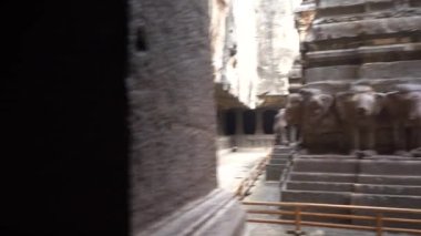 Ellora mağaralarını keşfeden kadın turistler, dünyanın en büyük kaya kesimi mağara komplekslerinden ve UNESCO dünya mirası alanlarından biridir..