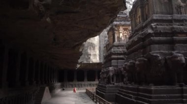 Ellora mağaralarını keşfeden kadın turistler, dünyanın en büyük kaya kesimi mağara komplekslerinden ve UNESCO dünya mirası alanlarından biridir..