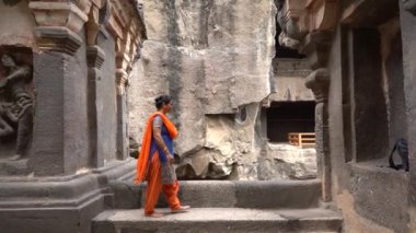 Ellora mağaralarını keşfeden kadın turistler, dünyanın en büyük kaya kesimi mağara komplekslerinden ve UNESCO dünya mirası alanlarından biridir..