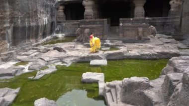 Ellora mağaralarını keşfeden kadın turistler, dünyanın en büyük kaya kesimi mağara komplekslerinden ve UNESCO dünya mirası alanlarından biridir..