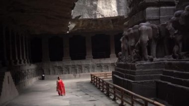 Ellora mağaralarını keşfeden kadın turistler, dünyanın en büyük kaya kesimi mağara komplekslerinden ve UNESCO dünya mirası alanlarından biridir..