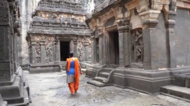 Ellora mağaralarını keşfeden kadın turistler, dünyanın en büyük kaya kesimi mağara komplekslerinden ve UNESCO dünya mirası alanlarından biridir..