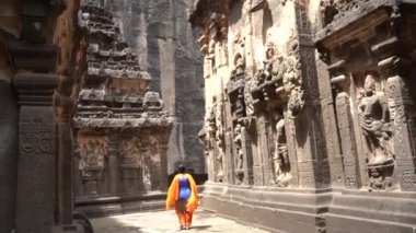 Ellora mağaralarını keşfeden kadın turistler, dünyanın en büyük kaya kesimi mağara komplekslerinden ve UNESCO dünya mirası alanlarından biridir..