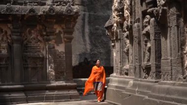 Ellora mağaralarını keşfeden kadın turistler, dünyanın en büyük kaya kesimi mağara komplekslerinden ve UNESCO dünya mirası alanlarından biridir..