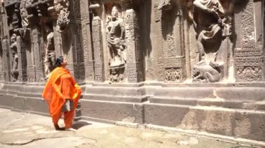 Ellora mağaralarını keşfeden kadın turistler, dünyanın en büyük kaya kesimi mağara komplekslerinden ve UNESCO dünya mirası alanlarından biridir..