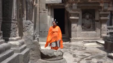 Ellora mağaralarını keşfeden kadın turistler, dünyanın en büyük kaya kesimi mağara komplekslerinden ve UNESCO dünya mirası alanlarından biridir..