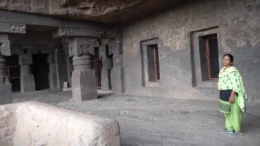 Ellora mağaralarını keşfeden kadın turistler, dünyanın en büyük kaya kesimi mağara komplekslerinden ve UNESCO dünya mirası alanlarından biridir..
