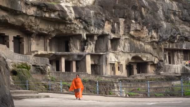 관광객 엘로라 동굴을 그것은 세계와 유네스코 유산에서 하나입니다 — 비디오