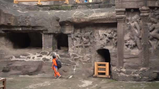 Mulher Turista Explorar Cavernas Ellora Dos Maiores Complexos Cavernas Corte — Vídeo de Stock