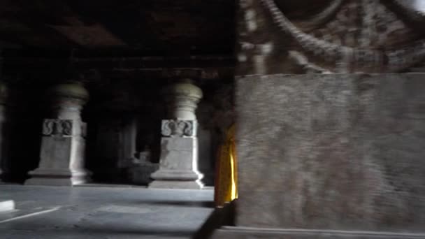 Γυναίκα Τουρίστας Εξερευνήσετε Τις Σπηλιές Ellora Είναι Ένα Από Μεγαλύτερα — Αρχείο Βίντεο
