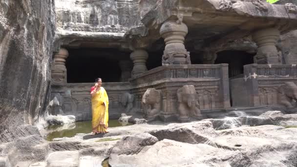 Vrouw Toerist Verkennen Ellora Grotten Het Een Van Grootste Rots — Stockvideo